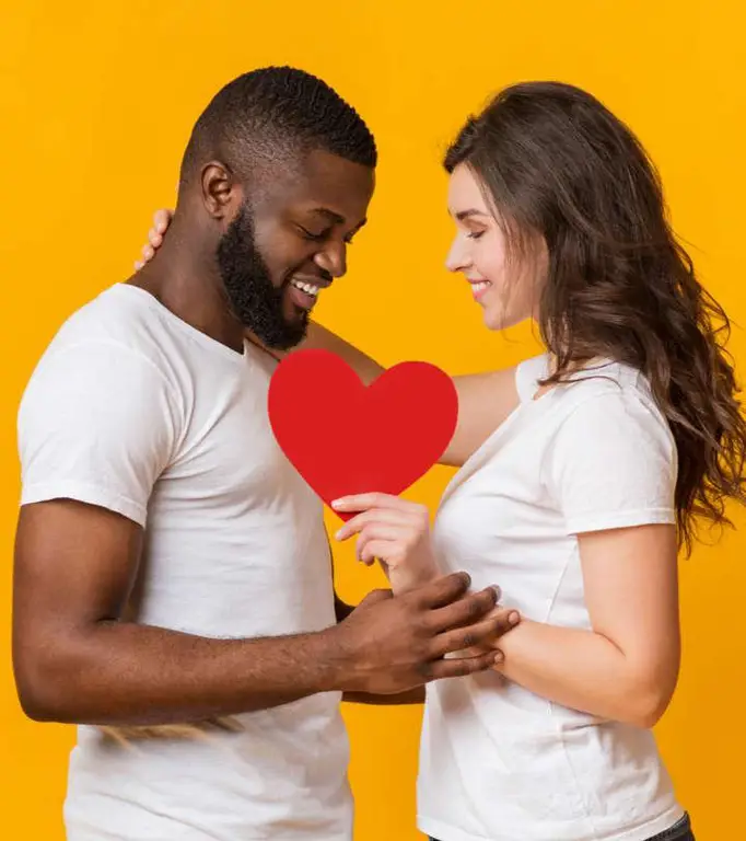 Pasangan interracial dalam momen keintiman