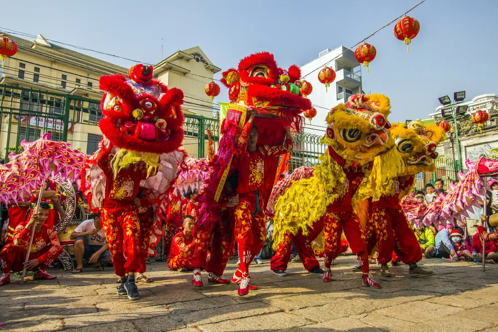 Gambar yang menampilkan berbagai aspek budaya China, seperti makanan, pakaian tradisional, dan arsitektur.