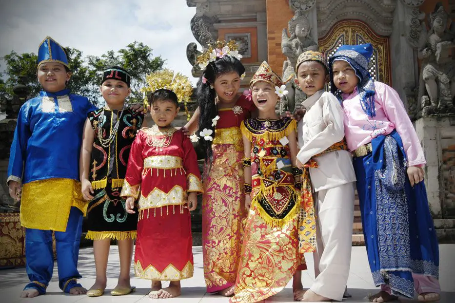 Gambar yang merepresentasikan keragaman budaya Indonesia dalam satu kesatuan