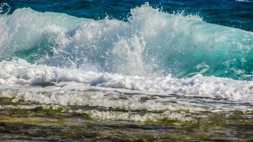 Gelombang laut yang menerjang pantai