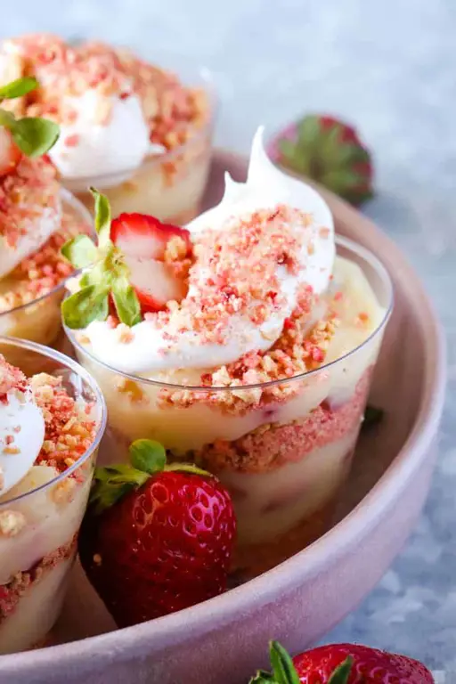 Puding strawberry susu yang lembut dan menggugah selera