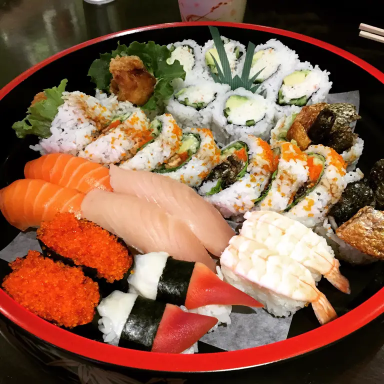 Gambar berbagai macam sushi Jepang yang lezat