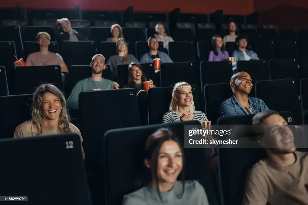 Orang-orang menonton film dengan bahagia