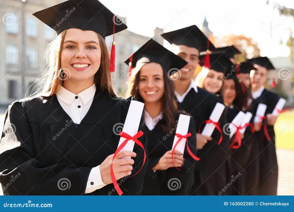 Siswa-siswi yang sedang wisuda dengan bahagia