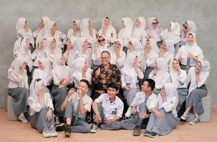 Gambar siswa-siswi SMAN 12 Tangsel sedang berfoto bersama di acara kelulusan