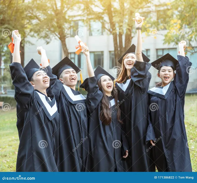 Gambar siswa lulusan yang bahagia