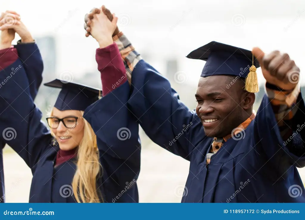 Siswa yang bahagia sedang wisuda