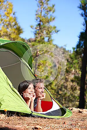 Pasangan di dalam tenda sedang berkemah