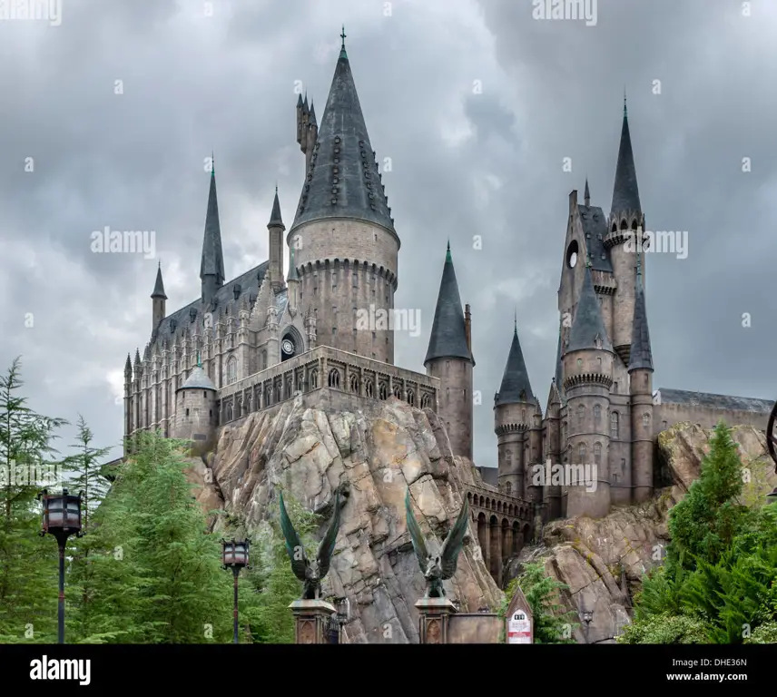 Gambar kastil Hogwarts yang megah