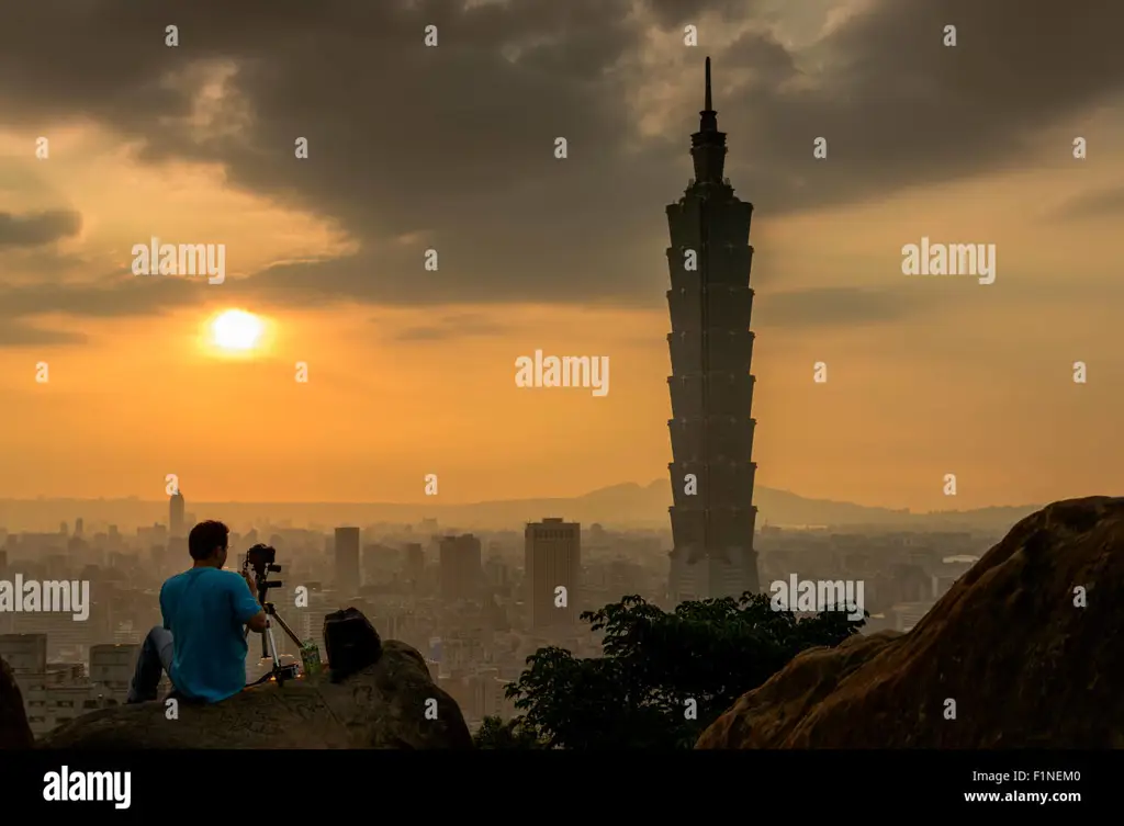 Gedung Taipei 101 saat matahari terbenam