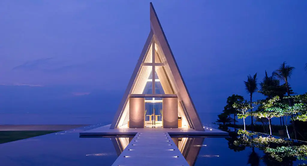 Suasana suite mewah dan romantis di sebuah guesthouse di Indonesia