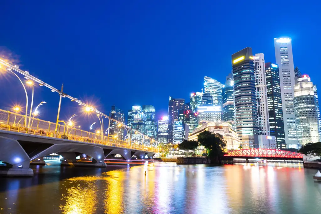 Pemandangan kota Singapura di malam hari yang mewah