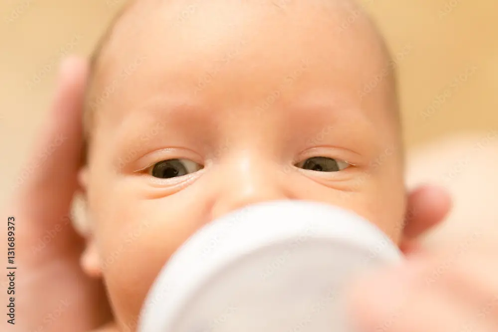 Bayi gembira minum susu dari pouch