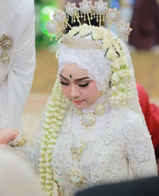 Foto profesional pengantin Jawa hijab yang cantik