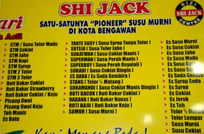 Orang-orang menikmati Susu Shi Jack Solo Baru