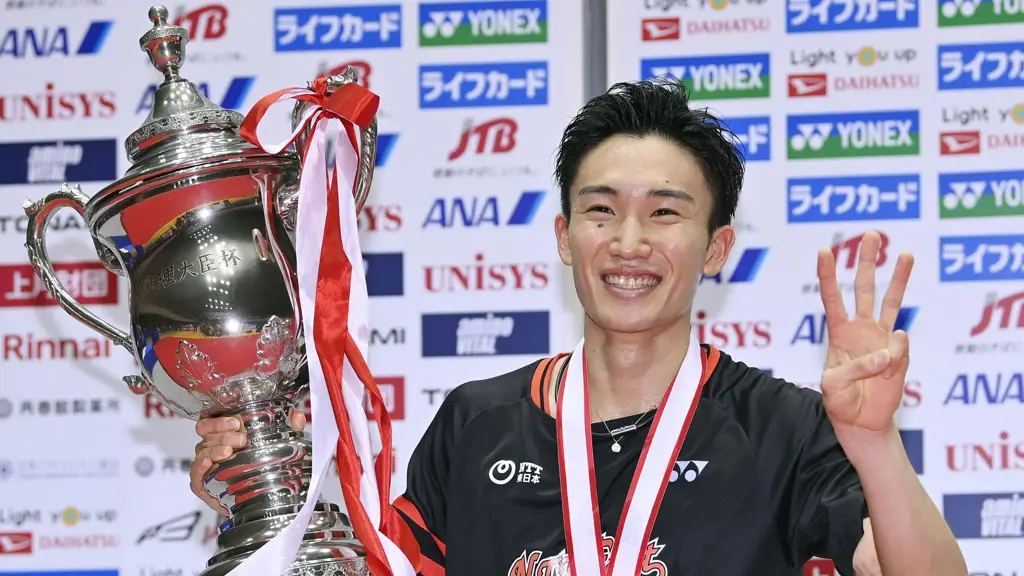 Kento Momota sedang bermain bulu tangkis