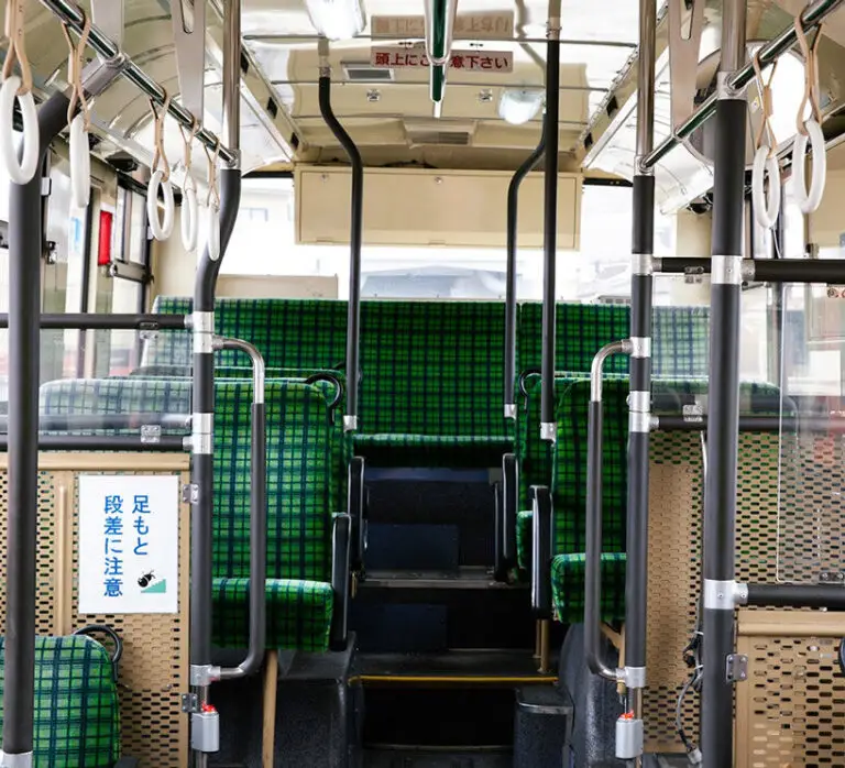 Interior bus Jepang yang nyaman dan modern.