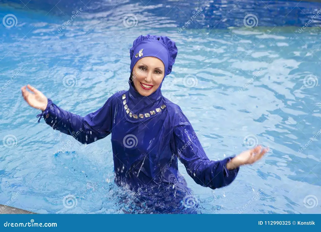 Wanita muslim berenang di kolam renang dengan busana renang syar'i