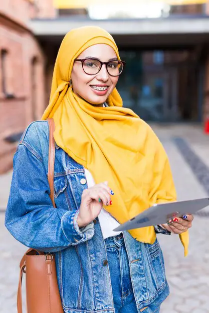 Wanita tersenyum mengenakan jilbab Sange Colmek