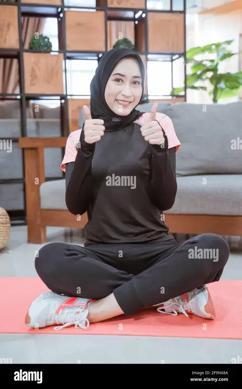 Model sedang menunjukkan outfit senam hijab yang nyaman dan praktis.