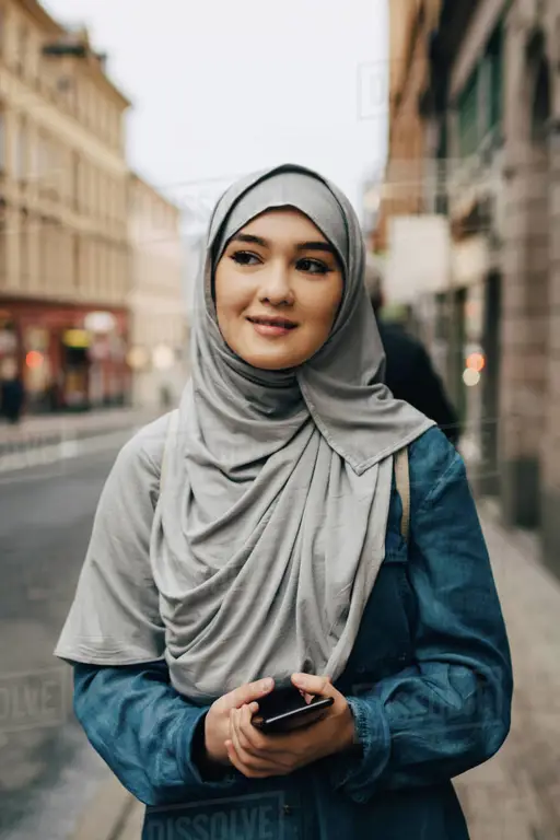 Wanita mengenakan hijab yang nyaman dan stylish