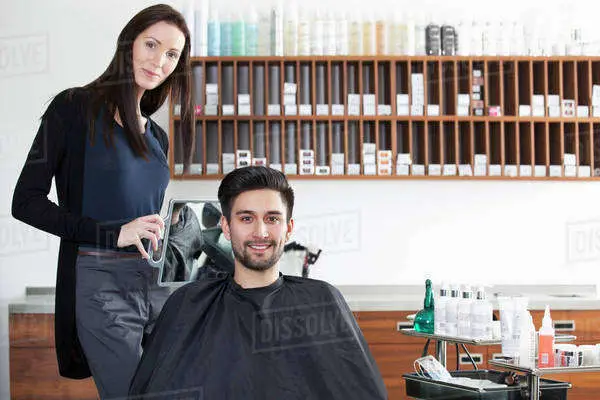 Pelanggan yang bahagia di salon kecantikan