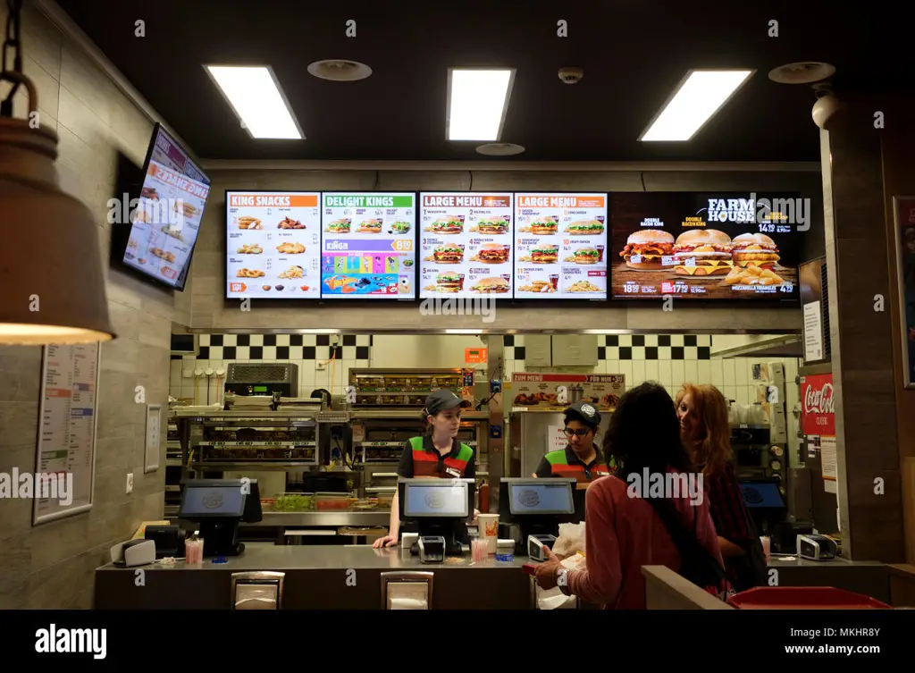 Pelanggan yang senang memakan burger Burger King