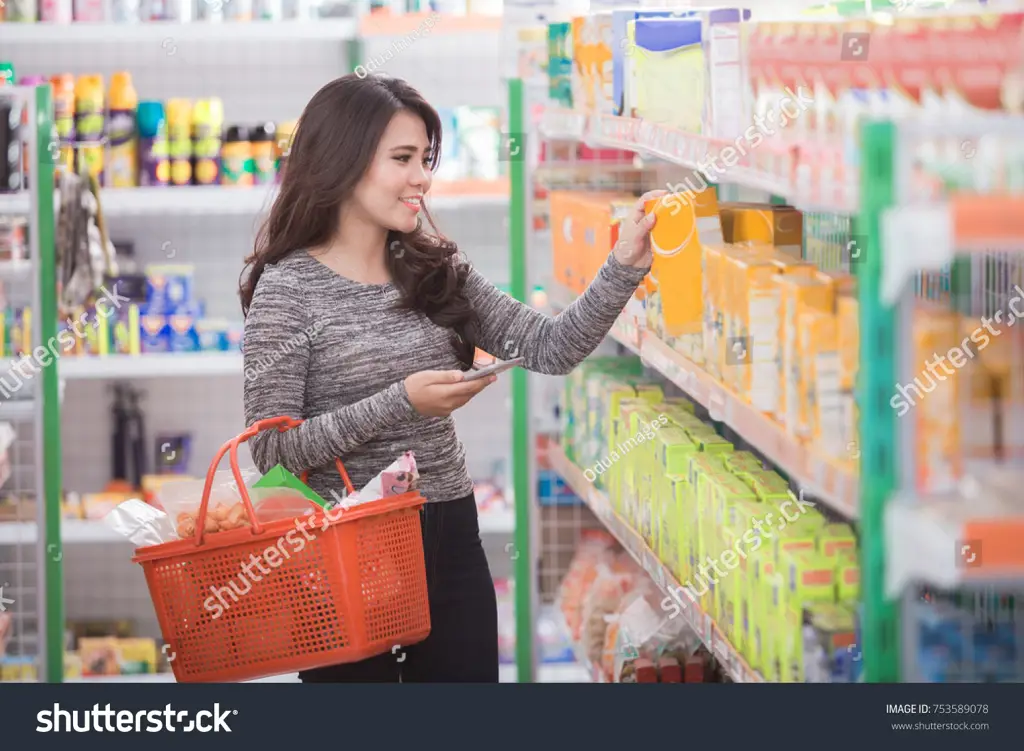 Gambar pelanggan yang senang berbelanja di Supermarket