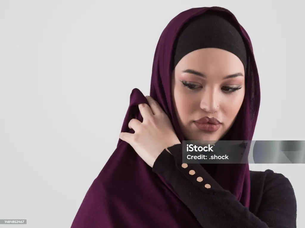 Berbagai wanita muslim dengan jilbab yang berbeda