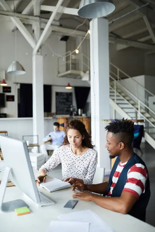 Kerja sama tim di kantor modern