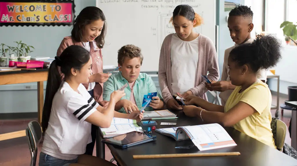 Gambar guru dan murid berkolaborasi dalam kegiatan belajar mengajar