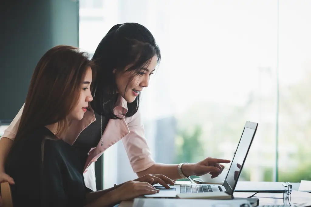 Kelompok wanita bekerja sama di kantor di Korea