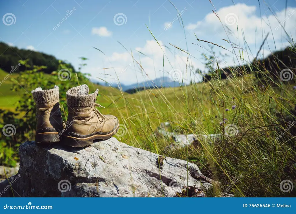 Sepatu hiking di pegunungan