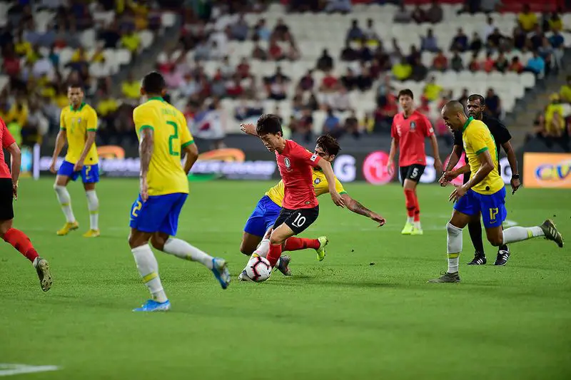 Pertandingan sepak bola antara Brasil dan Korea Selatan