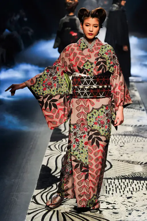 Contoh pakaian modern yang terinspirasi dari kimono