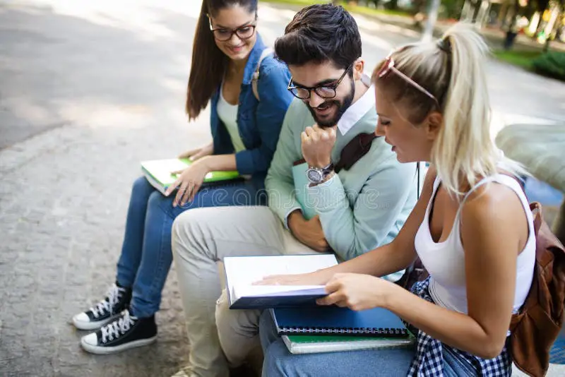 Siswa yang sedang belajar bersama dengan gembira