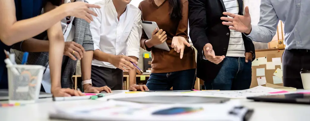 Gambar kerja tim Jepang yang menunjukkan kolaborasi dan saling mendukung