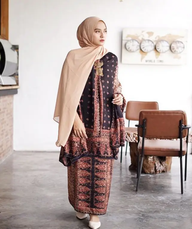 Model Baju Batik Wanita Hijab Terbaru yang Modern dan Stylish