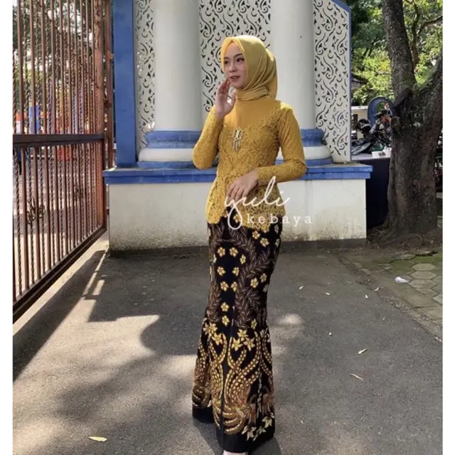 Model-model baju kebaya Bali hijab yang ditampilkan dalam sebuah fashion show