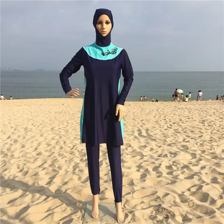 Berbagai pilihan model baju pantai hijab simple dan modis