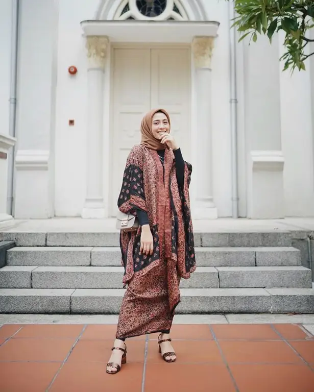 Model baju batik terbaru 2021 untuk wanita berhijab dengan berbagai pilihan warna dan motif