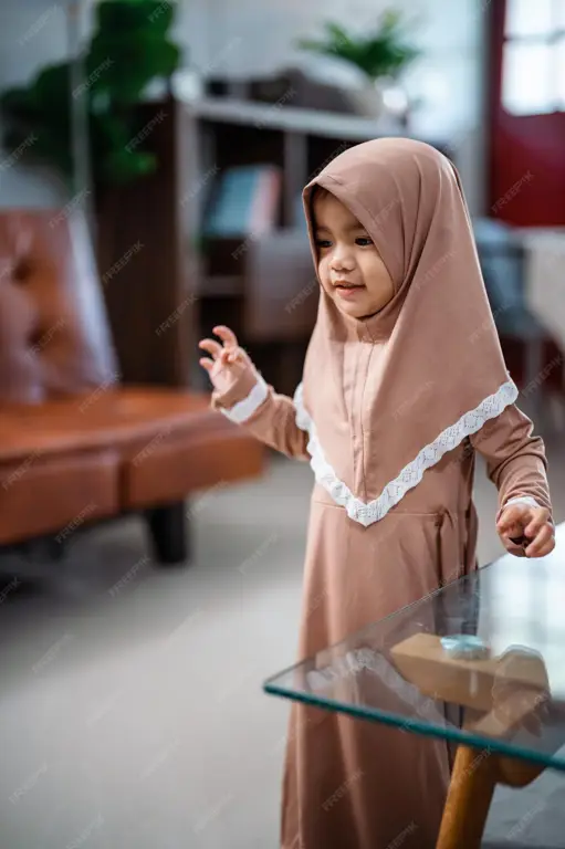 Bayi perempuan lucu mengenakan hijab