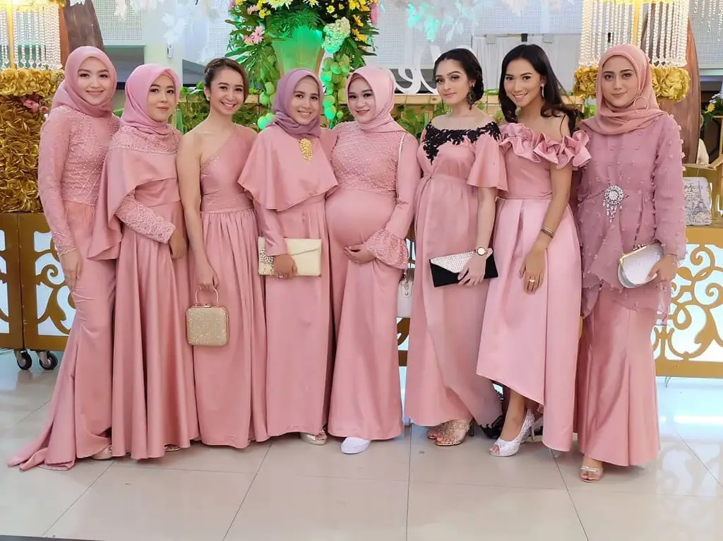 Berbagai model gaun bridesmaid hijab panjang