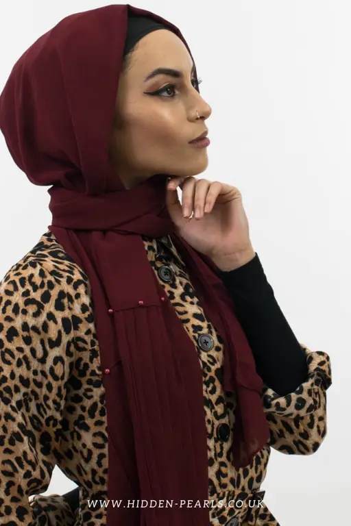 Berbagai gaya hijab modern yang terlihat cantik dari samping