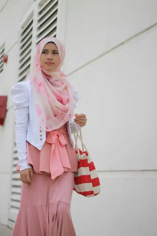 Hijab dengan warna-warna pastel yang lembut dan cantik