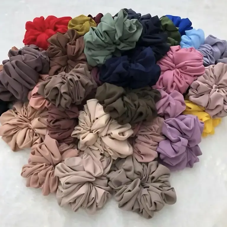 Berbagai warna dan bahan hijab scrunchie