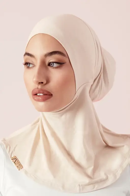 Berbagai model hijab warna nude yang sedang tren