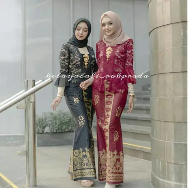 Peragaan busana kebaya Bali hijab dengan berbagai model dan warna