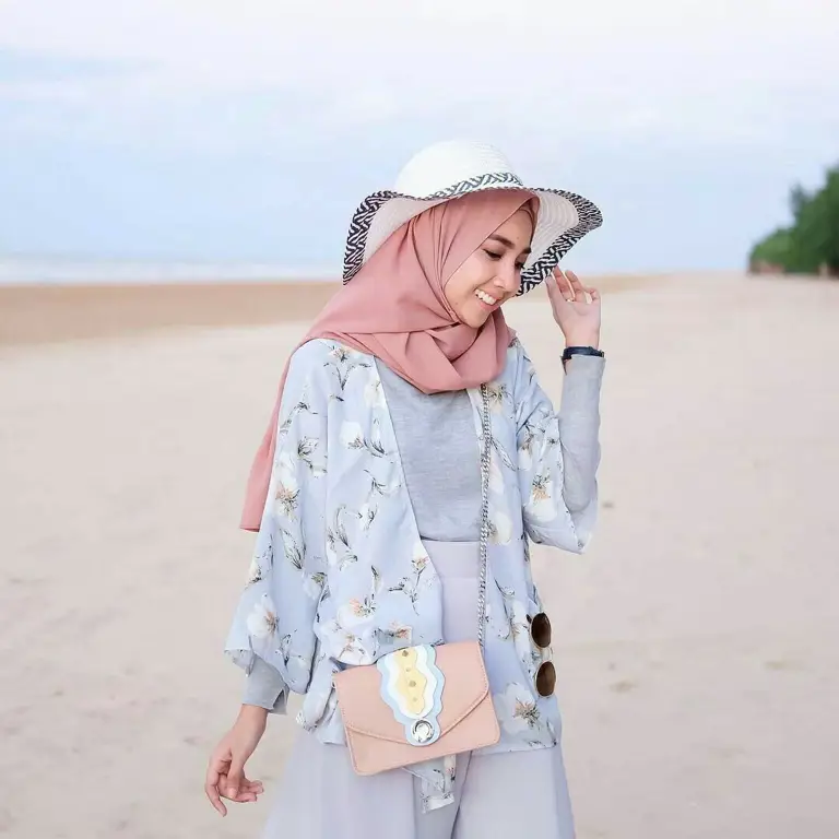 Berbagai model kebaya Bali modern hijab