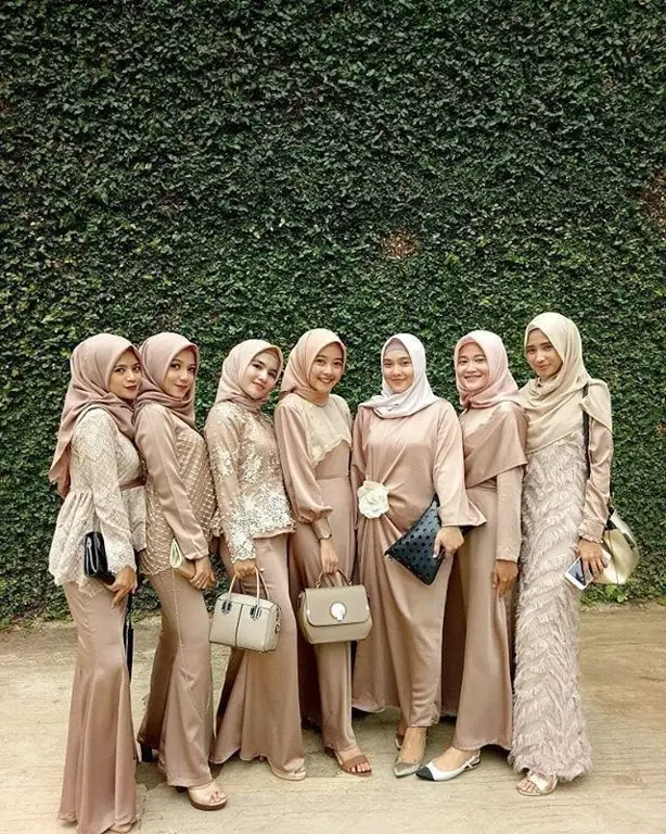 Kebaya bridesmaid hijab yang cantik dan elegan